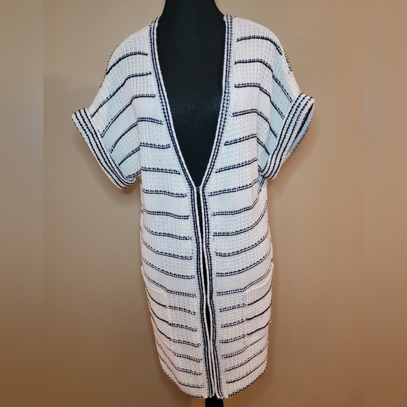 DEVOTED LUXURY APPAREL Knit Short Sleeved Cardigan, Size Medium - Picture 3 of 13